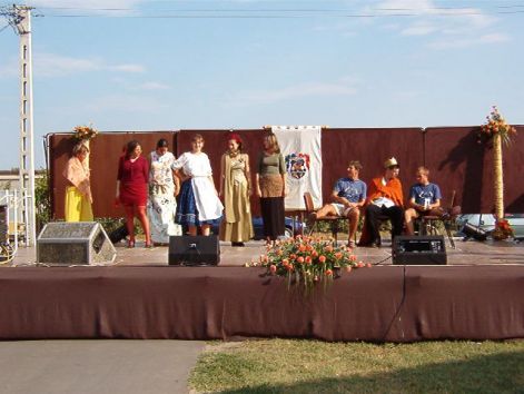 2003. évi falunapon a színpadon a FIKUSZ_1